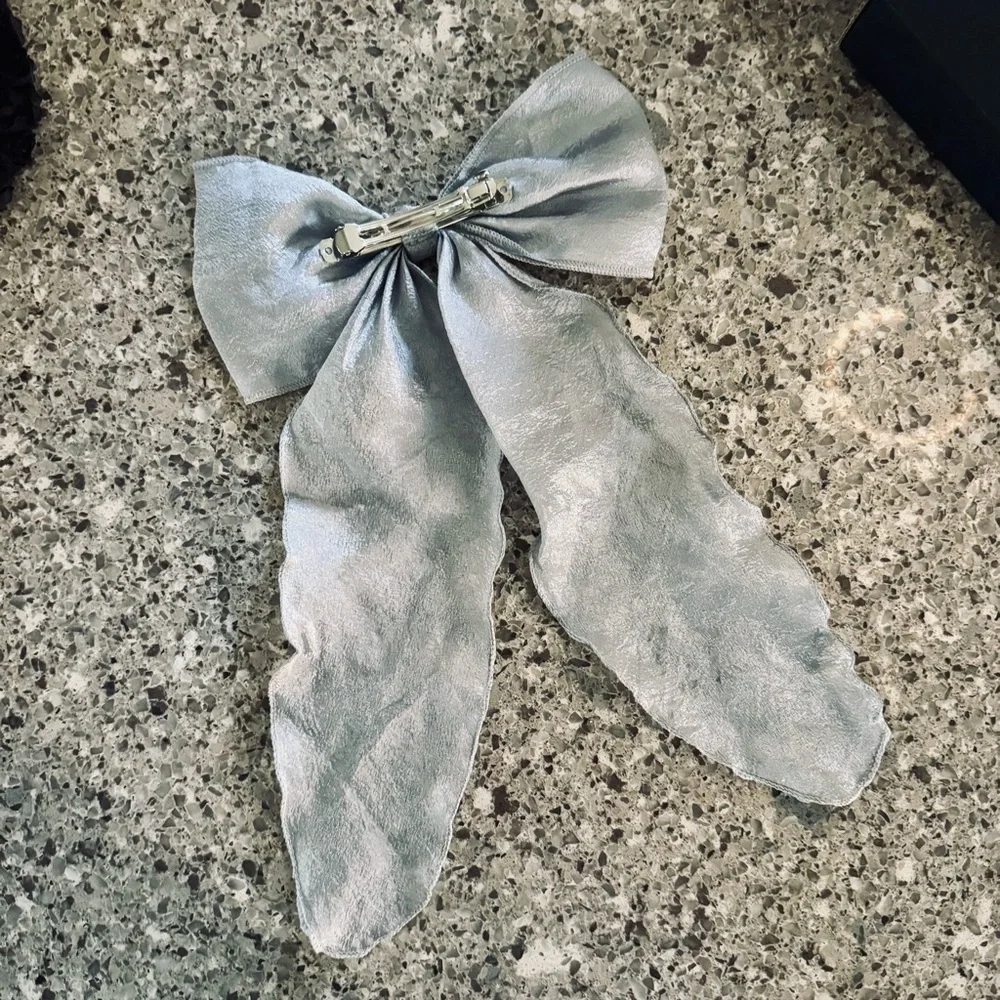 Elegant Silver and Black Hair Bows - EUC 🎀✨